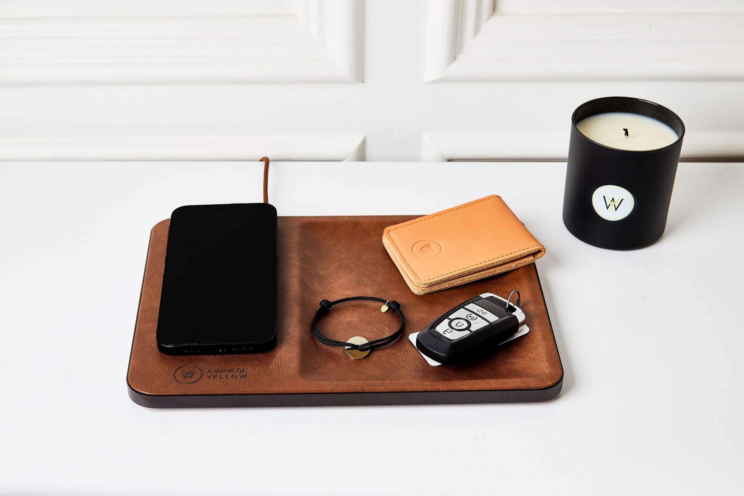 Single device charger with catchall tray - Brown