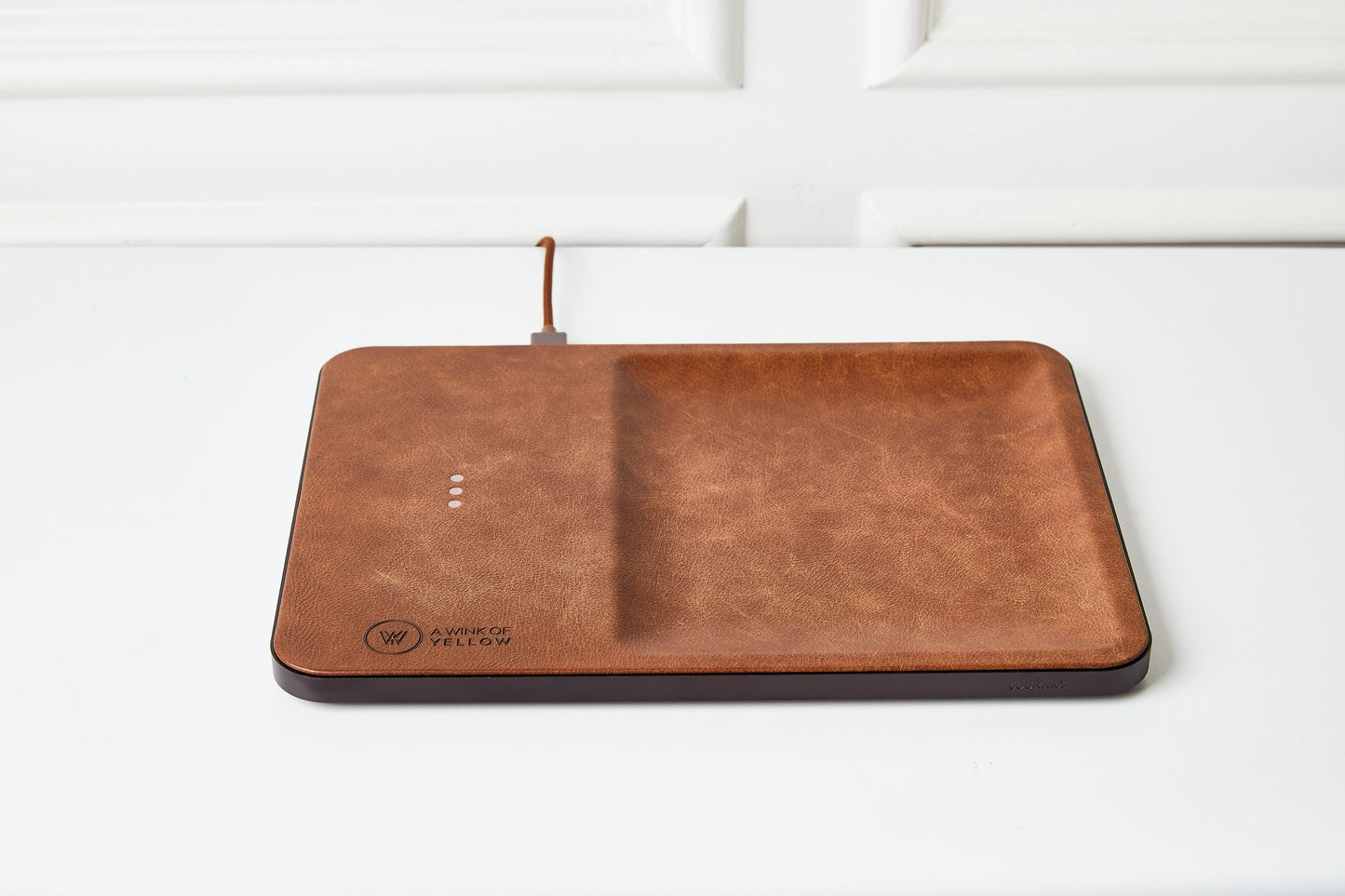 Single device charger with catchall tray - Brown
